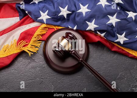 Draufsicht des Richtergavel vor Hintergrund der amerikanischen Flagge auf schwarzer Oberfläche im Studio Stockfoto