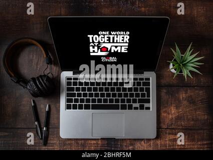 Antalya, TÜRKEI - 18. April 2020. Laptop mit dem Logo des Global Citizen One World Together at Home Konzerts. Stockfoto