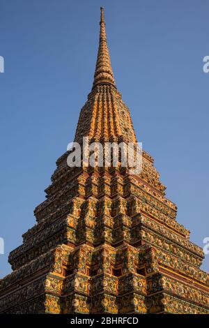 Buddhistische Stupa im Wat Pho buddhistischen Tempel in Bangkok, Thailand. Stockfoto