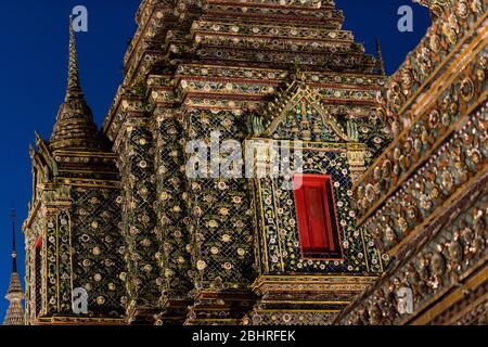 Buddhistische Stupa im Wat Pho buddhistischen Tempel in Bangkok, Thailand. Stockfoto