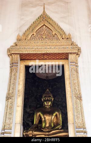 Goldener Buddha im Wat Suthat Tempel in Bangkok, Thailand. Stockfoto