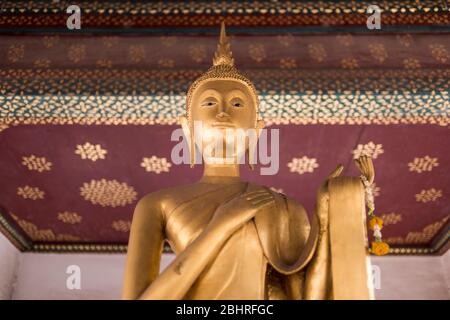 Goldener Buddha im Wat Suthat Tempel in Bangkok, Thailand. Stockfoto