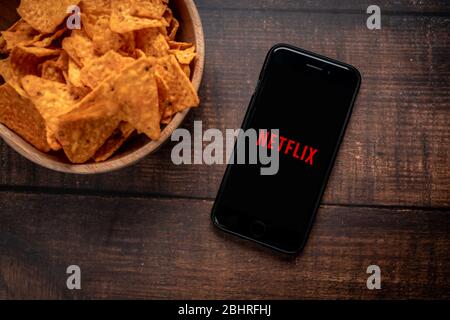 Antalya, TÜRKEI - 21. April 2020. Smartphone mit Netflix App-Logo. Covid-19 Coronavirus Stay Home Konzept Stockfoto