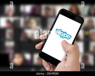 Antalya, TÜRKEI - 6. April 2020. Smartphone mit Skype App Logo. Stockfoto