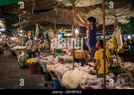 Verkäufer auf dem Pak Khlong Talat Blumenmarkt in Bangkok, Thailand. Stockfoto