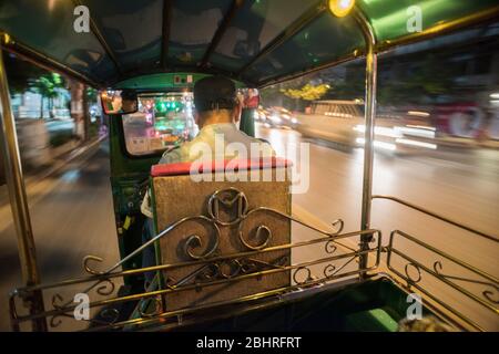 Rückansicht von einem Tuk Tuk in Montion in Bangkok, Thailand. Stockfoto