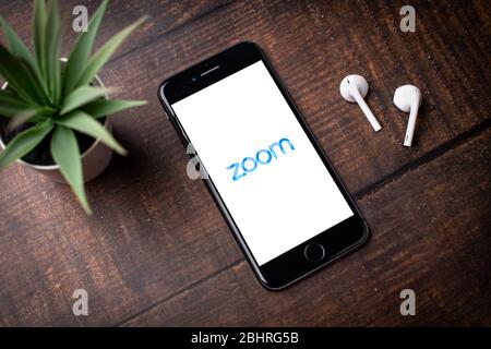 Antalya, TÜRKEI - 26. April 2020. Smartphone mit Logo der Zoom Cloud Meetings-App. Stockfoto