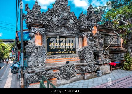 Lokaler Name dieses Ortes 'Pura Dalem Desa Pakraman' dieser Ort im Zentrum der Provinz Ubud Stockfoto