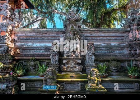 Lokaler Name dieses Ortes 'Pura Dalem Desa Pakraman' dieser Ort im Zentrum der Provinz Ubud Stockfoto