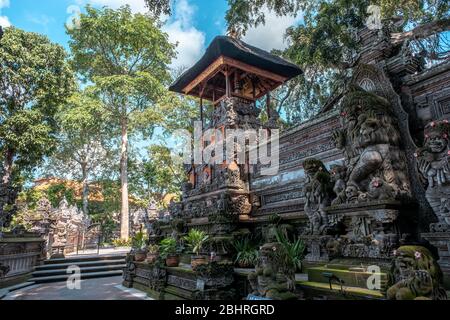 Lokaler Name dieses Ortes 'Pura Dalem Desa Pakraman' dieser Ort im Zentrum der Provinz Ubud Stockfoto