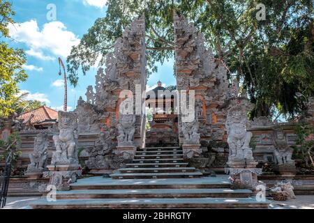 Lokaler Name dieses Ortes 'Pura Dalem Desa Pakraman' dieser Ort im Zentrum der Provinz Ubud Stockfoto