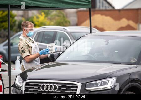 Tests auf Covid-19 während der Coronavirus-Pandemie an einer Pop-up-Teststation in Stevenage, Hertfordshire, Großbritannien, durchgeführt vom Militär Stockfoto