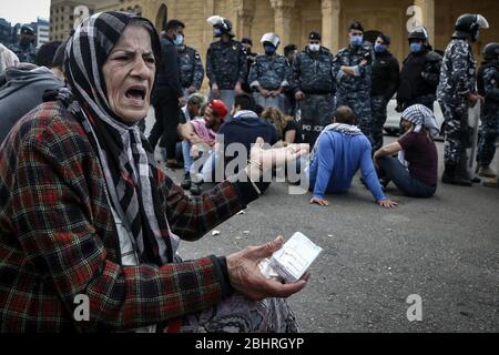 Zouk Mikael, Libanon. April 2020. Eine ältere Frau ruft, als sie an einem Sit-in bei Zouk Mikael während eines Protestes gegen die hohen Lebenshaltungskosten und die Abwertung der lokalen Währung teilnimmt. Dutzende Demonstranten versammelten sich und blockierten am Montag wichtige Straßen, um gegen die sich verschlechternde Wirtschaftskrise des Landes zu protestieren und sich einer Sperrung des Coronavirus zu widersetzen. Quelle: Marwan Naamani/dpa/Alamy Live News Stockfoto