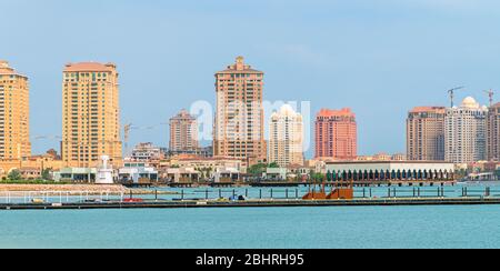 Wohnhäuser auf Pearl Island in Doha, Katar Stockfoto