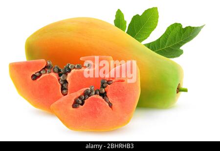 Isolierte Papaya. Eine Papaya-Frucht und zwei Scheiben auf weißem Hintergrund isoliert Stockfoto