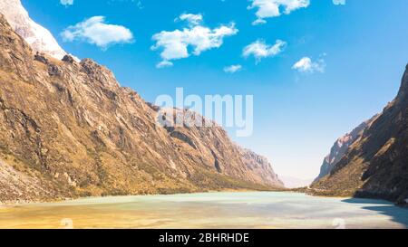 Die Lagune von Llanganuco: Die Seen Chinanqucha und Urqunqucha liegen in der Cordillera Blanca, in den Anden Perus. Stockfoto