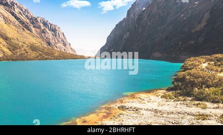 Die Lagune von Llanganuco: Die Seen Chinanqucha und Urqunqucha liegen in der Cordillera Blanca, in den Anden Perus. Stockfoto