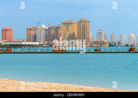 Doha, Katar – Nov. 21. 2019. Wohnhäuser auf Pearl Island Stockfoto