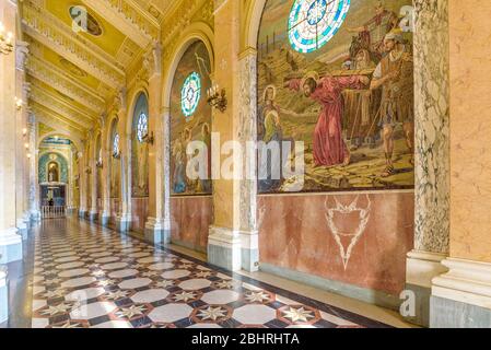 Innenraum des Heiligtums Tyndaris (Tindari), Provinz Messina. Hinter dem Hauptaltar befindet sich die Statue der Schwarzen Madonna. Stockfoto