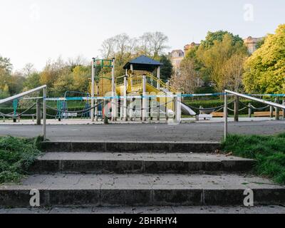 Der Kinderspielplatz wurde während der britischen Coronavirus-Pandemie und Sperrung in Glasgow geschlossen und mit Polizeiband abgesperrt. Stockfoto