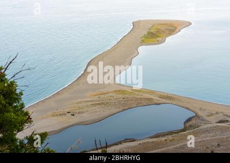 Türkisblaues, ruhiges Meerwasser und Sanddünen von Riserva Naturale Orientata Laghetti di Marinello, von der Wallfahrtskirche der Schwarzen Madonna von Tindari aus gesehen. Stockfoto