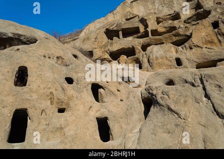 Alte Klippenwohnungen der Guyaju Höhlen im Yanqing Bezirk, Provinz Hebei, etwa 80 Kilometer nordwestlich von Peking, größte Stätte einer alten Höhle r Stockfoto