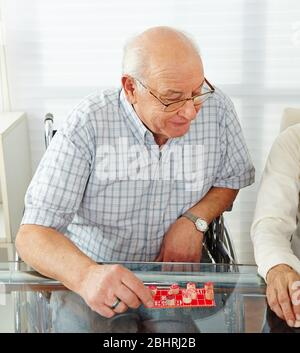 Senioren spielen Bingo im Pflegeheim am Nachmittag Stockfoto
