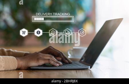 Nachverfolgung Der Lieferung. Schwarze Frau Überprüfung Versandinformationen Ihrer Bestellung Auf Laptop Stockfoto