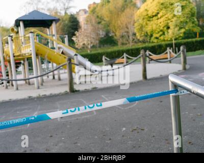 Der Kinderspielplatz wurde während der britischen Coronavirus-Pandemie und Sperrung in Glasgow geschlossen und mit Polizeiband abgesperrt. Stockfoto