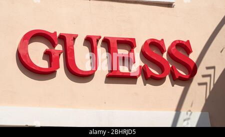 Palma de Mallorca, Spanien - 23. September 2017: Guess-Schild. Guess ist eine amerikanische Bekleidungsmarke und -Einzelhändler. Stockfoto