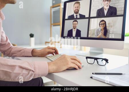 Online Job Business. Geschäftsleute arbeiten sprechen analysieren analysieren mit Computer-Anruf Video-Chat sitzen Home Office. Stockfoto