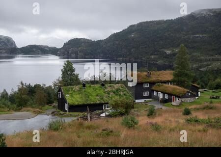 Traditionelle norwegische Holzhäuser mit Gras auf dem Dach. Typische norwegische Architektur Stockfoto