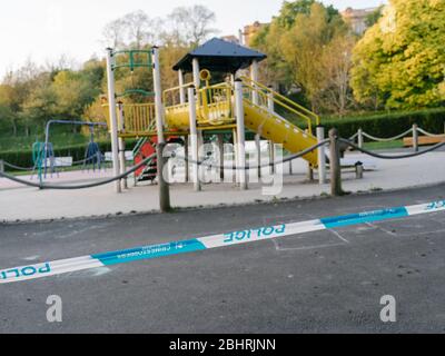 Der Kinderspielplatz wurde während der britischen Coronavirus-Pandemie und Sperrung in Glasgow geschlossen und mit Polizeiband abgesperrt. Stockfoto