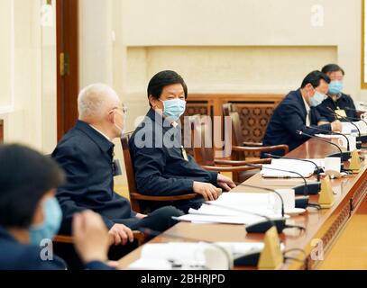 (200427) -- PEKING, 27. April 2020 (Xinhua) -- Li Zhanshu, Vorsitzender des Ständigen Ausschusses des Nationalen Volkskongresses (NSC), nimmt am 27. April 2020 an den Podiumsdiskussionen der 17. Sitzung des Ständigen Ausschusses des 13. NSC Teil. Die chinesischen Gesetzgeber führten am Montag Vormittag Podiumsdiskussionen durch, um den Entwurf einer Überarbeitung des Gesetzes über die Vermeidung und Bekämpfung der Umweltverschmutzung durch feste Abfälle und den Entwurf eines Gesetzes über Verwaltungsdisziplin auf der laufenden Sitzung des Ständigen Ausschusses des Nationalen Ausschusses des Nationalen Ausschusses für Umweltfragen und Umweltverschmutzung zu beraten. Die Podiumsdiskussionen überprüften auch einen Entwurf eines Beschlusses, der den Staatsrat zur Verzeitweiligen ermächtigt Stockfoto