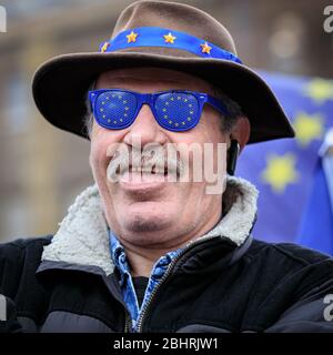 Pro-europäischer Anti-Brexit-Protestler mit EU-Flagge Sonnenbrille, Nahaufnahme des Gesichts, lächelnd Stockfoto
