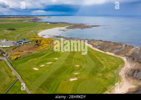 Luftaufnahme des Balcomie Links Golfplatzes auf dem Crail Golf Society Golfplatz, Fife, Schottland, Großbritannien Stockfoto