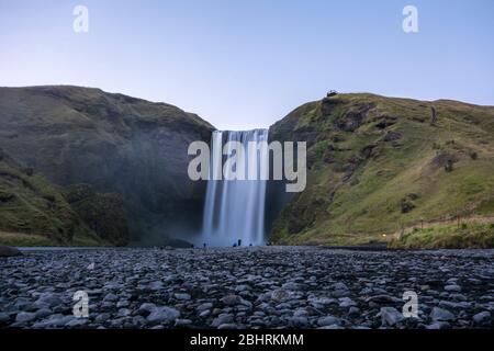 Fantastischer Blick auf Skogafoss während meiner Reise in Island.der Wasserfall ist mit einer Breite von 25 Metern einer der größten Wasserfälle des Landes. Stockfoto