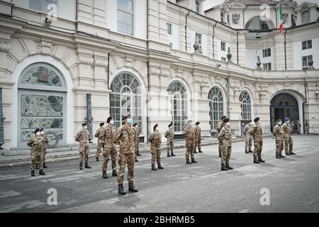 Neue Militärschwestern sollen in Pflegeheimen eingesetzt werden, um das regionale Gesundheitssystem bei der Bewältigung des Coronavirus-Notstands zu unterstützen. Turin, Italien - April 2020 Stockfoto