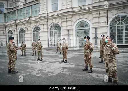 Neue Militärschwestern sollen in Pflegeheimen eingesetzt werden, um das regionale Gesundheitssystem bei der Bewältigung des Coronavirus-Notstands zu unterstützen. Turin, Italien - April 2020 Stockfoto