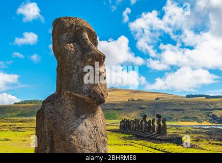 Moai Statue Nahaufnahme an einem Sommertag, Ahu Tongariki, Rapa Nui (Osterinsel), Chile. Stockfoto