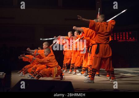 Shaolin, Luoyang, Provinz Henan / China - 4. Januar 2016: Demonstration des Shaolin Kung Fu durch junge Lehrlinge im Shaolin Tempel in Luoyang, China Stockfoto