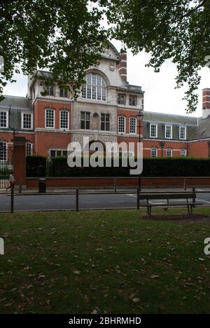 Red Brick Portland Stone Victorian Architecture St. Pauls Girls School, Brook Green, Hammersmith, London W6 7BS von Gerald Horsley Stockfoto