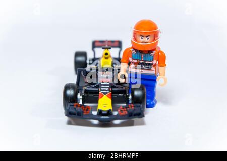 Bburago Red Bull Racing RB13 1:43 Modell Formel 1 Auto. Max Verstappens Auto, komplett mit Rennfahrer-Figur. Stockfoto