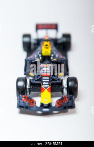 Bburago Red Bull Racing RB13 1:43 Modell Formel 1 Auto. Max Verstappens Auto, komplett mit Rennfahrer-Figur. Stockfoto