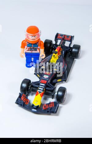 Bburago Red Bull Racing RB13 1:43 Modell Formel 1 Auto. Max Verstappens Auto, komplett mit Rennfahrer-Figur. Stockfoto