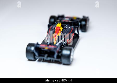 Bburago Red Bull Racing RB13 1:43 Modell Formel 1 Auto. Max Verstappens Auto, komplett mit Rennfahrer-Figur. Stockfoto