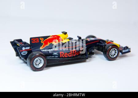 Bburago Red Bull Racing RB13 1:43 Modell Formel 1 Auto. Max Verstappens Auto, komplett mit Rennfahrer-Figur. Stockfoto