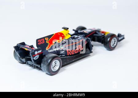 Bburago Red Bull Racing RB13 1:43 Modell Formel 1 Auto. Max Verstappens Auto, komplett mit Rennfahrer-Figur. Stockfoto