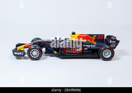 Bburago Red Bull Racing RB13 1:43 Modell Formel 1 Auto. Max Verstappens Auto, komplett mit Rennfahrer-Figur. Stockfoto