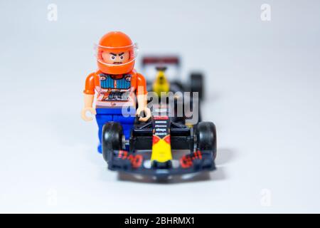 Bburago Red Bull Racing RB13 1:43 Modell Formel 1 Auto. Max Verstappens Auto, komplett mit Rennfahrer-Figur. Stockfoto